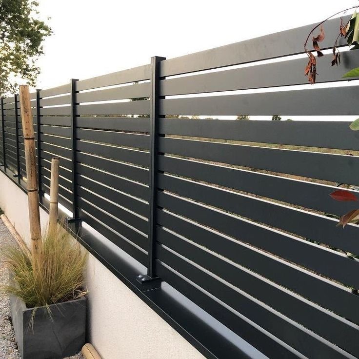 Axium Aluminium on Instagram_ “Brise vue en aluminium crée pour assurer l’intimité de votre habitat tout en le modernisant ! ✨ Ici le modèle SG02 avec lame rectangulaire…”